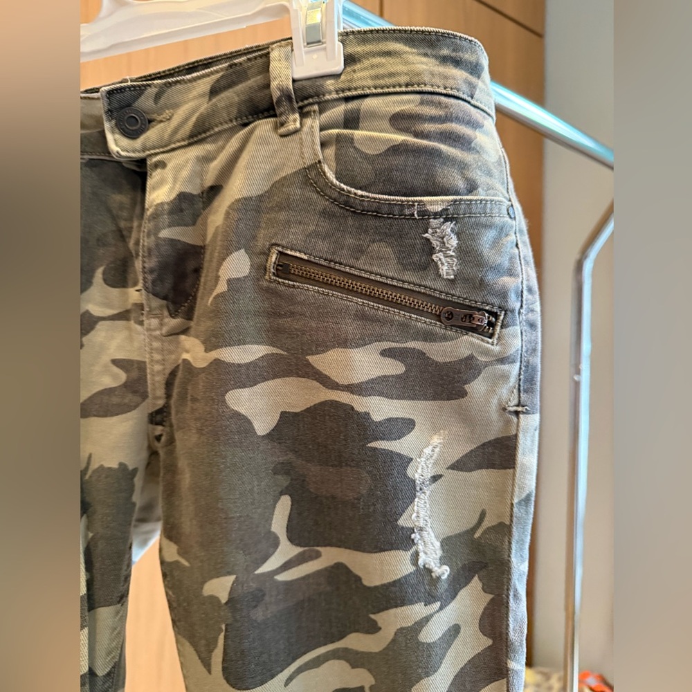 Pre-Loved Zara Greige/Green Camouflage Cropped Skinny Jeans in size 8 - Picture 6 of 8